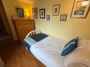 5 habitaciones, tabla de planchar con plancha, wifi y ropa de cama