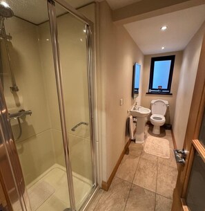 Shower, hair dryer, towels, soap - ☘️Spacious Family Home in Belfast (Belfast)