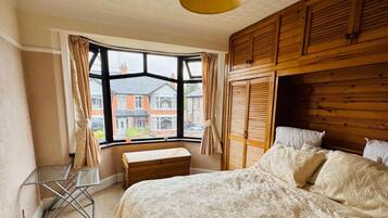 5 bedrooms, iron/ironing board, WiFi, bed sheets