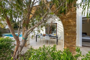 Outdoor dining - 3 bedroom villa in Ayia Thekla (ayia thekla)