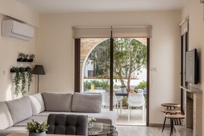 TV, fireplace - 3 bedroom villa in Ayia Thekla (ayia thekla)