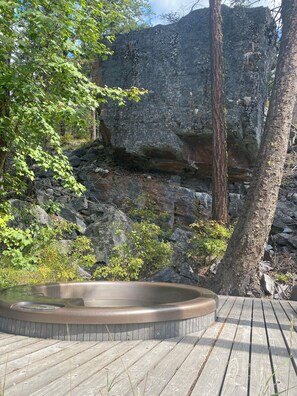 Outdoor spa tub