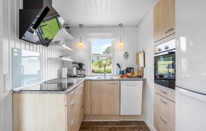 Fridge, oven, stovetop, dishwasher - 3 bedroom beautiful home in Faaborg (Faaborg)