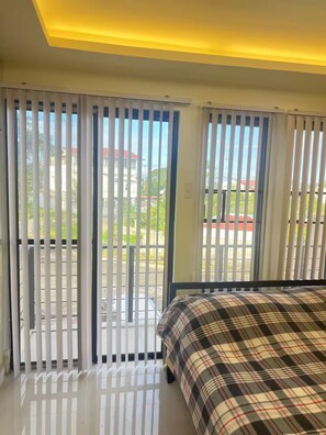 Tabla de planchar con plancha, wifi gratis y ropa de cama