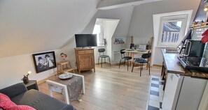 Télévision, livres, chaîne hi-fi