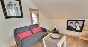 TV, bøker og stereoanlegg