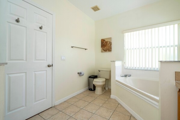 A bathroom with a toilet, bidet, and bathtub. - Amazing 6 Bedrooms With Pool (Kissimmee)