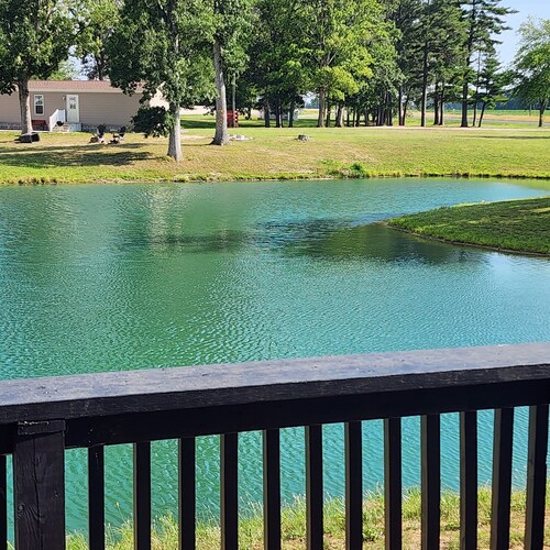 Lake Shelbyville Corn Crib is a Charming 2-bedroom house with fishing ponds