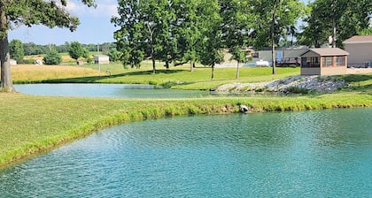 Lake Shelbyville Corn Crib is a Charming 2-bedroom house with fishing ponds