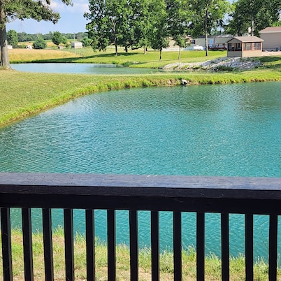 Lake Shelbyville Corn Crib is a Charming 2-bedroom house with fishing ponds
