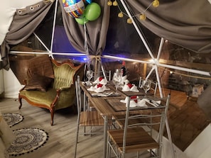Deluxe tent | Dineren in de kamer