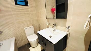 Apartment, 2 Bedrooms, Accessible, Smoking | Bathroom