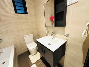 Apartment, 2 Bedrooms, Accessible, Smoking | Bathroom