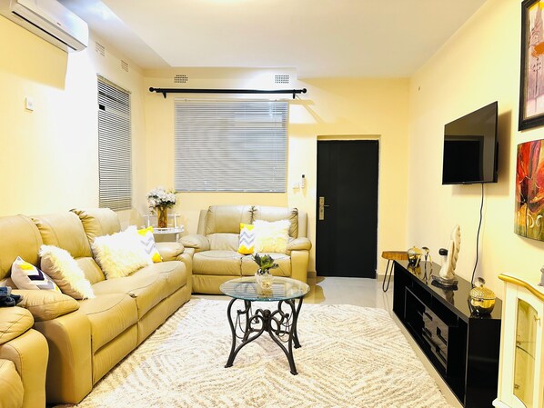 Apartment, 2 Bedrooms, Accessible, Smoking | Living area