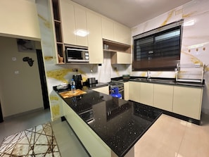 Apartment, 2 Bedrooms, Accessible, Smoking | Private kitchen