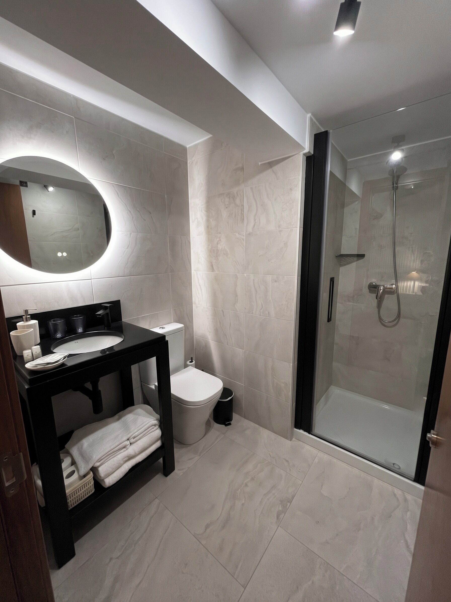 Habitación Deluxe doble, vistas al jardín | Baño | Ducha, artículos de higiene personal gratuitos y secador de pelo