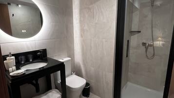 Habitación Deluxe doble, vistas al jardín | Baño | Ducha, artículos de higiene personal gratuitos y secador de pelo