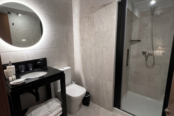 Deluxe Double Room, Garden View | Bathroom | Shower, free toiletries, hair dryer, bathrobes