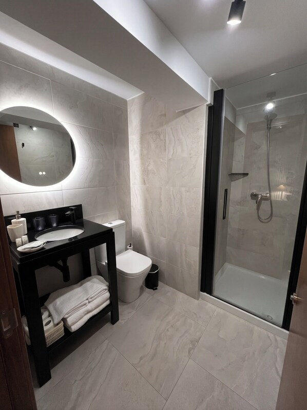 Deluxe Double Room, Garden View | Bathroom | Shower, free toiletries, hair dryer, bathrobes - Hotel Casón del Conde (Orgaz)