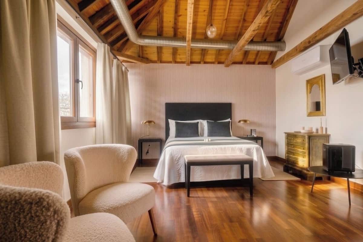 Deluxe Double Room, Garden View | WiFi (free), bed sheets