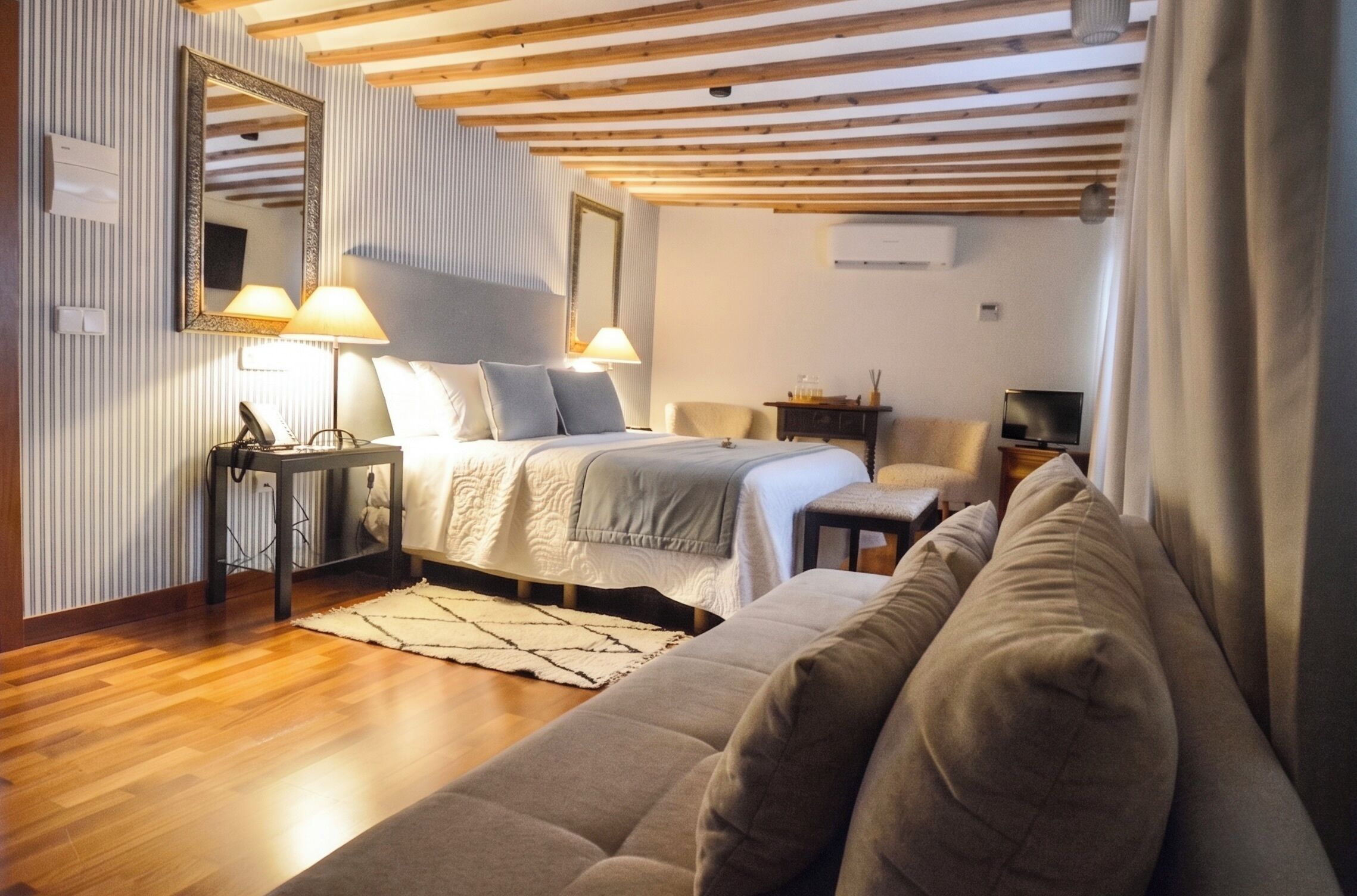 Habitación familiar, vistas a la ciudad | Wifi gratis y ropa de cama