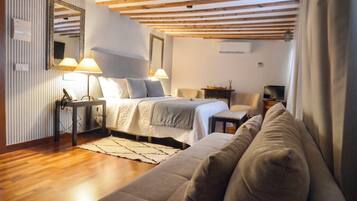 Habitación familiar, vistas a la ciudad | Wifi gratis y ropa de cama