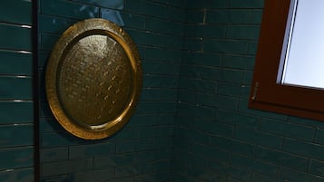 Luxury Suite | Bathroom | Shower, free toiletries, hair dryer, bathrobes