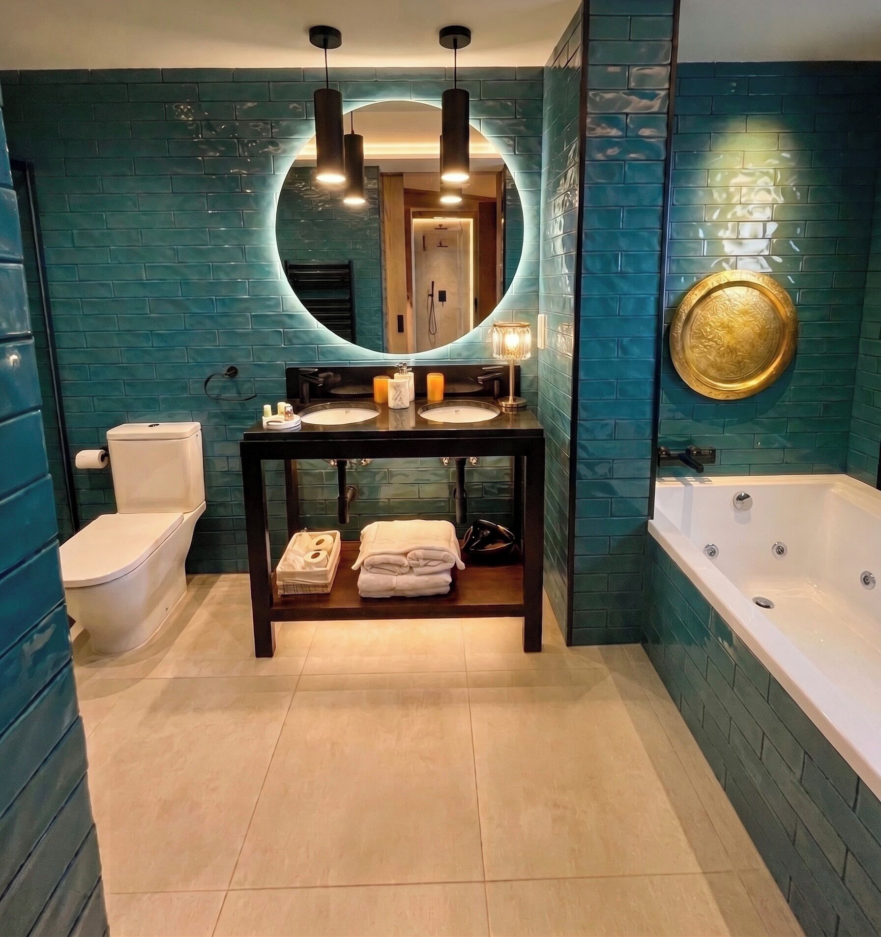 Luxe suite | Badkamer | Een douche, gratis toiletartikelen, een haardroger, badjassen
