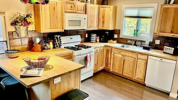 JÀÀkaappi, mikroaaltouuni, uuni, liesi