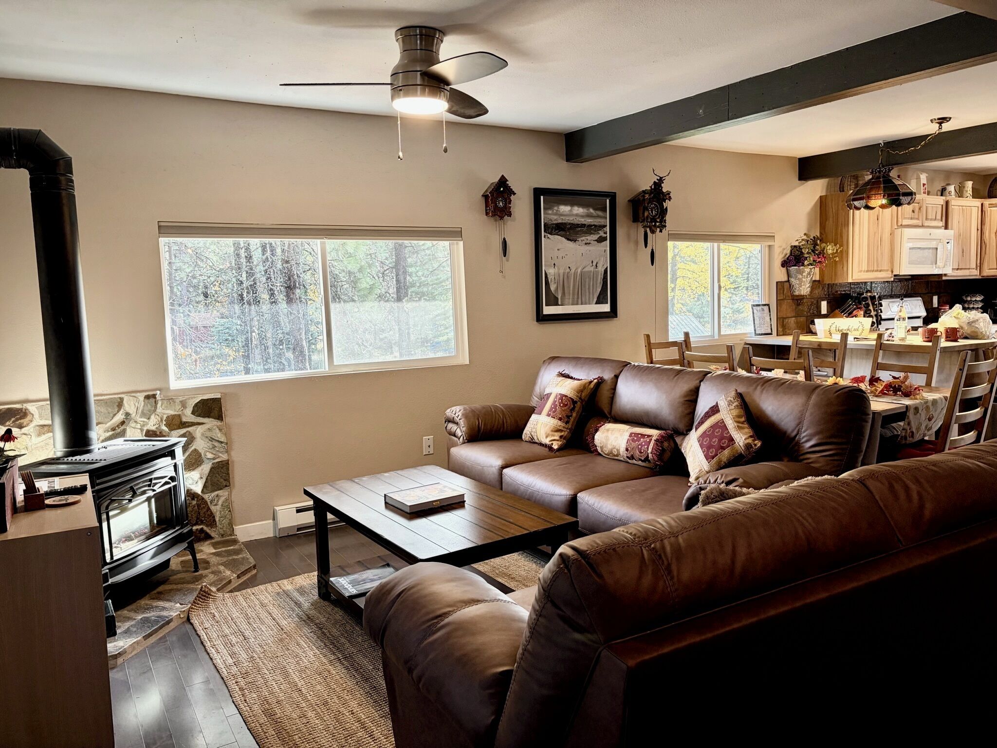 Téléviseur connecté, foyer, table de baby-foot, table de ping-pong