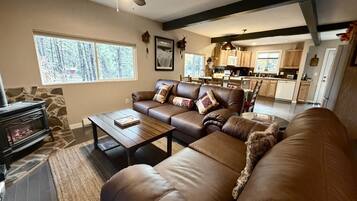 Smart TV, lareira, pebolim, mesa de pingue-pongue