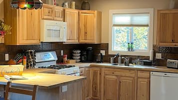 JÀÀkaappi, mikroaaltouuni, uuni, liesi