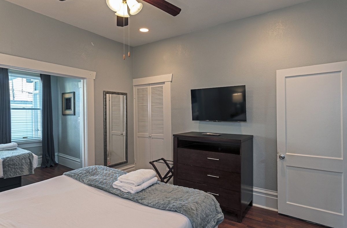 Photo 12 of 2BR City Serenity! A Cozy Montrose Private Home