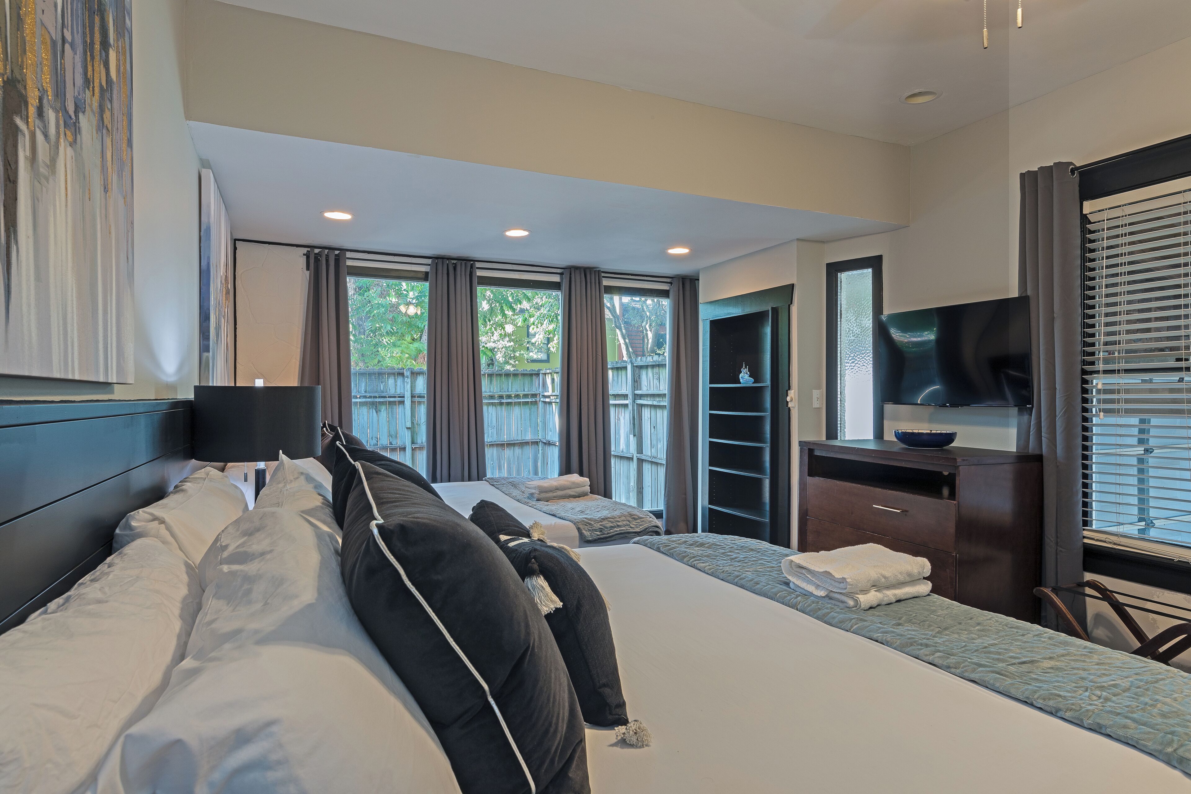 2 habitaciones, escritorio, tabla de planchar con plancha y internet 