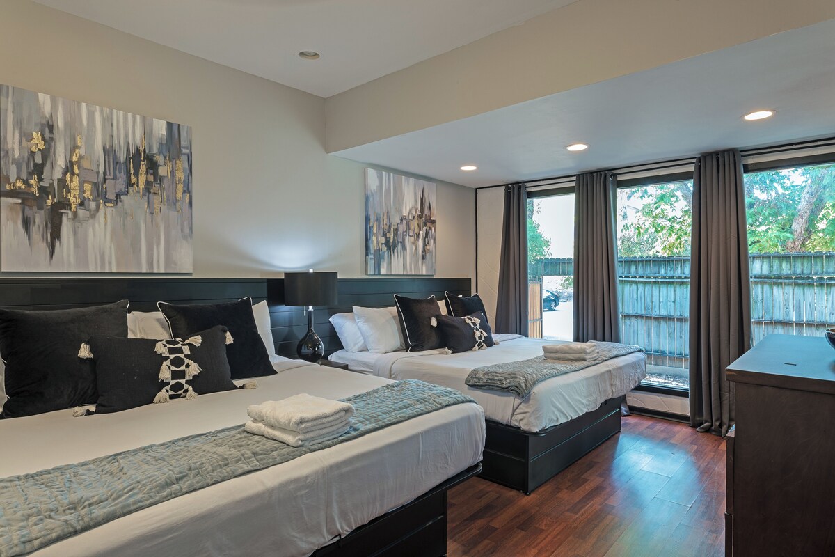 Photo 2 of 2BR City Serenity! A Cozy Montrose Private Home