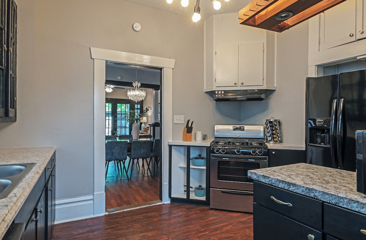 Photo 3 of 2BR City Serenity! A Cozy Montrose Private Home