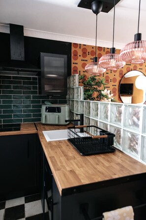 Refrigerador, parrilla de estufa, tostadora y utensilios de cocina 