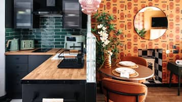 Jääkaappi, liesi, leivänpaahdin, keittoastiat/astiat/ruokailuvälineet