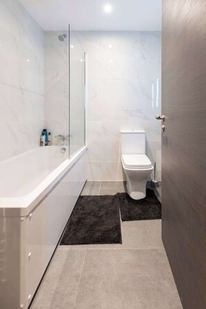 Dusche, Handtücher, Toilettenpapier