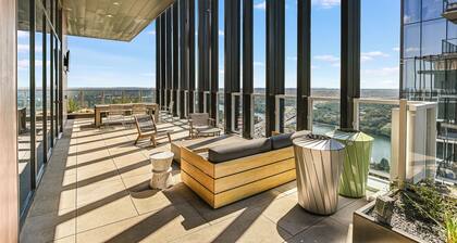 Lake View 23rd Fl Luxury Condo with Private Balcony & Rooftop Pool