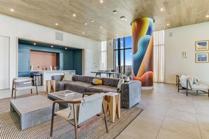 Smart TV, ping pong - Lake View 23rd Fl Luxury Condo with Private Balcony & Rooftop Pool (Austin)