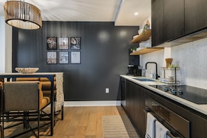 Geladeira, micro-ondas, fogão, cooktop