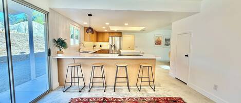 Mikroaaltouuni, uuni, liesi, astianpesukone