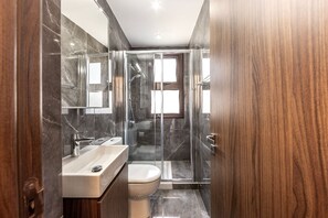 Douche, sèche-cheveux, serviettes fournies