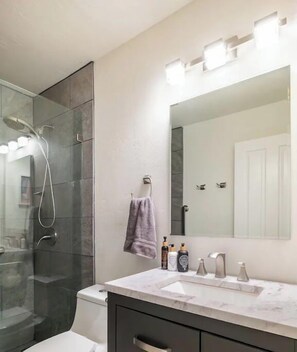 Dusche, Haartrockner, Handtücher, Seife