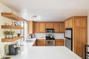 Mikrowelle, Ofen, Herdplatte, Geschirrspüler