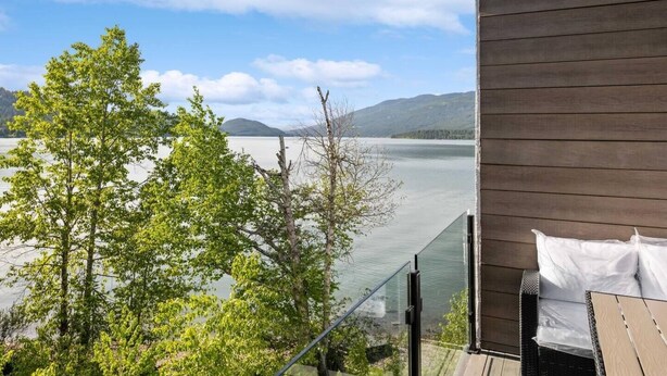 Ein Balkon mit Blick auf einen See und Berge.