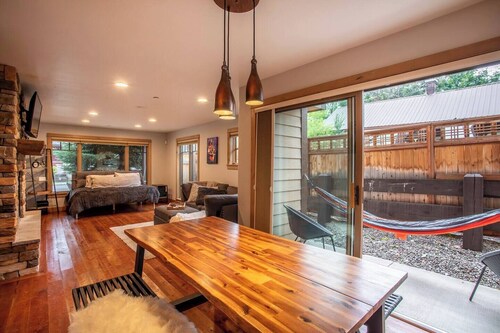 Urban Comfort Downtown, King Bed, Garage