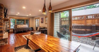 Urban Comfort Downtown, King Bed, Garage