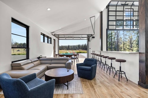 Paddles Up Private Pickleball Retreat